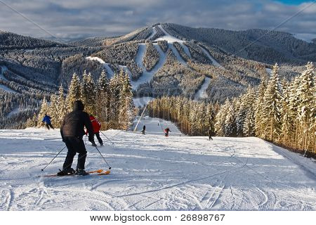 vinter bjerglandskab med skiløb slope