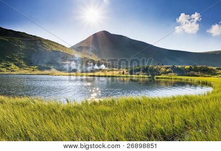 dia de Verão no lago nas montanhas