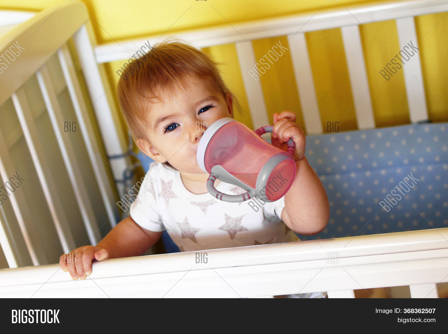 ребенок пьет лежа. малыш пьет молоко из бутылочки. дети пьют чай. новорожденная девочка пьет из бутылочки. обильное питье для детей.