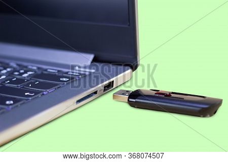 Flash Drive With Laptop Computer For Conncet To Usb Port Plug-in Laptop For Transfer And Backup Busi
