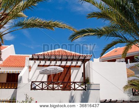 Strand-Resort-Seite mit Palm-frounds