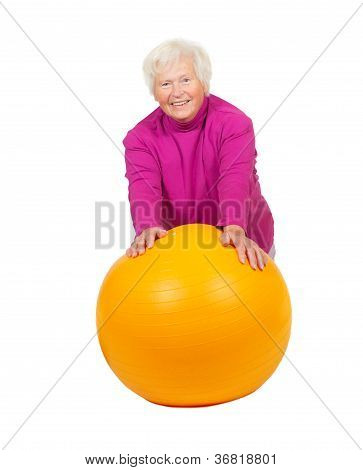 Donna sana pensione con Gym Ball