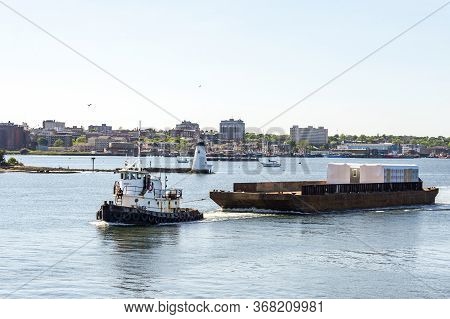 New Bedford, Massachusetts, Usa - May 26, 2020: Tug Sirius Hauling Barge Carrying Two Modular Office