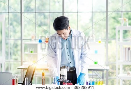 Cience Standing In Lab,science Is Studying Experimental Results Research For Treatment Of Diseases
