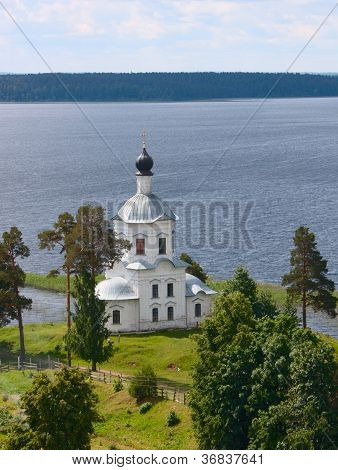 Kristillinen kirkko järven rannalla