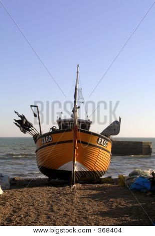Barco de pesca amarillo