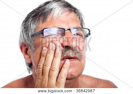 Senior con mal di denti