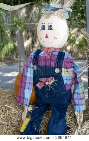 Strawdoll su fieno con zucca