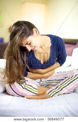 Frau mit Magen Problem krank im Bett