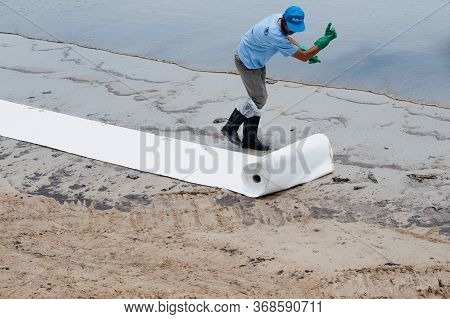 Rayong,thailand-february 8,2013: Unidentified Workers And Volunteers Remove And Clean Up Crude Conta