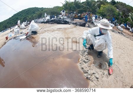 Rayong,thailand-february 8,2013: Unidentified Workers And Volunteers Remove And Clean Up Crude Conta