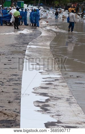 Rayong,thailand-february 8,2013: Unidentified Workers And Volunteers Remove And Clean Up Crude Conta