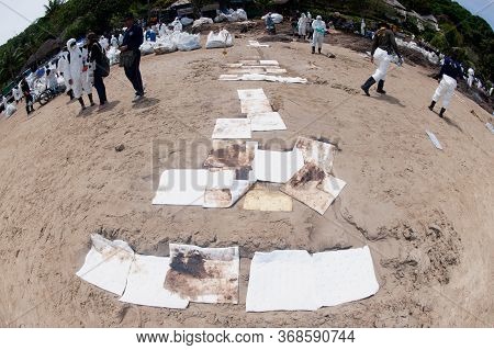 Rayong,thailand-february 8,2013: Unidentified Workers And Volunteers Remove And Clean Up Crude Conta