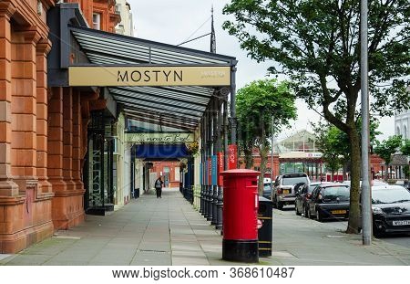 Llandudno, Uk: Aug 27, 2019: Glass And Cast Iron Canopied Shop And Gallery Premises On Vaughan Stree