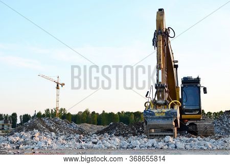 Excavator With Crusher Bucket For Crushing Concrete. Construction Waste Recycling For Construction M
