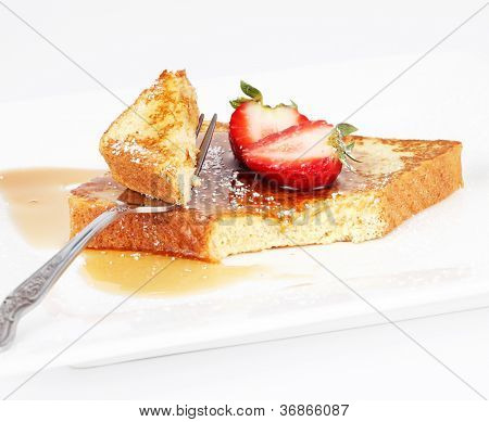ขนมปังฝรั่งเศสกับน้ำเชื่อมและสตรอเบอร์รี่