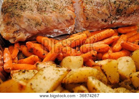 Patatas, zanahorias y cerdo asado