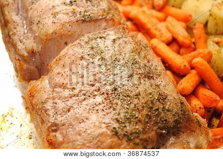 Cena de Domingo de asado de cerdo y zanahorias asadas
