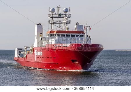New Bedford, Massachusetts, Usa - May 19, 2020: Research Vessel Fugro Searcher Working Out Of New Be