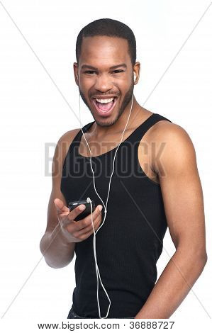 Smilende mand med hovedtelefoner