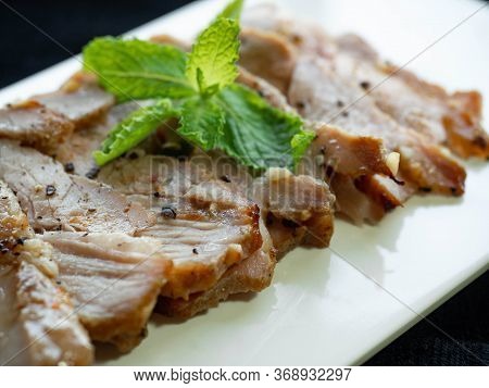Grilled Pork,ingredients Garlic, Pepper,place On A White Plate,sprinkle With Pepper,decorate The Fac