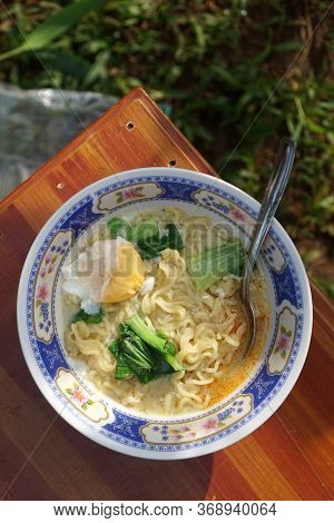 Instant Noodles Served With Vegetables And Chili