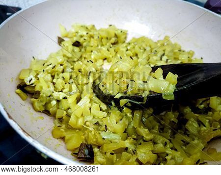 Lauki/doodhi Ki Sookhi Sabji Also Known As Bottle Gourd Dry Curry Recipe Served In A Bowl Or Karahi.