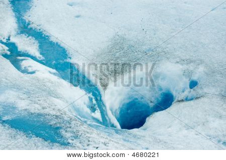 Loch im Eis der Perito-Moreno-Gletscher.