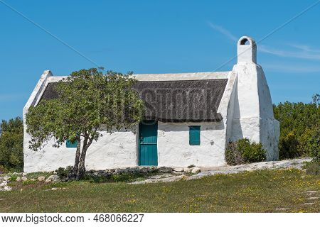 Struisbaai, South Africa - Sep 22, 2022: An Historic Thatched Roof Cottage In Hotagterklip At The En