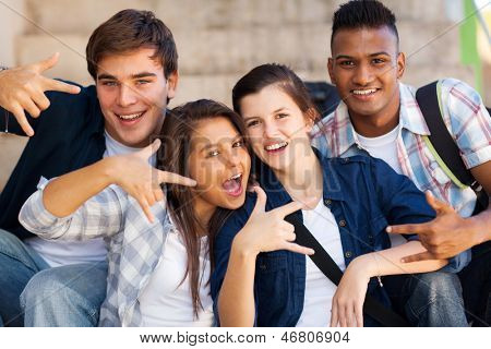 Group of happy Teenagers cool Handzeichen geben