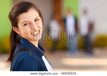 Portrait of smiling junge Schulmädchen