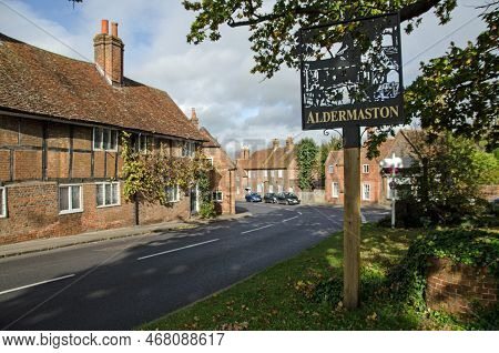 Aldermaston, Uk - October 27, 2021:  Centre Of The Quaint Village Of Aldermaston In Berkshire On A S