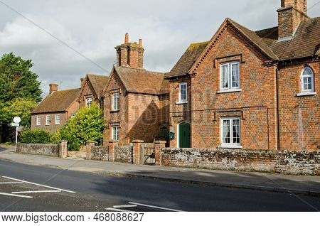 Aldermaston, Uk - October 27, 2021:  Historic Homes In The Middle Of Aldermaston Village On A Sunny 