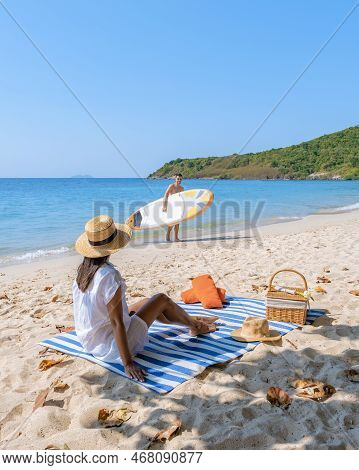 Couple Visit Koh Larn Island Near Pattaya Thailand, Tropical Beach Of Koh Larn Thailand