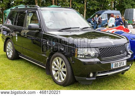 Bath, Uk, June 19, 2022: A 2009 Land Rover Range Rover Hse, Reg No: B8 Ofa At The Bath Festival Of M