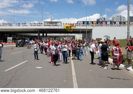 Brasilia, Brazil Jan 1 2023 Crowds Of People Heading Down The Esplanada Towards The National Congres