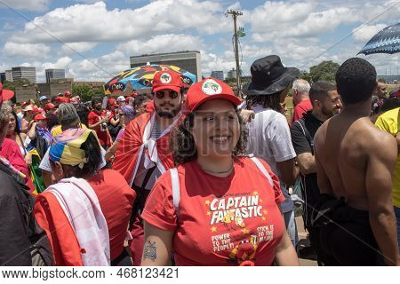 Brasilia, Brazil Jan 1 2023 Crowds Of People Heading Down The Esplanada Towards The National Congres