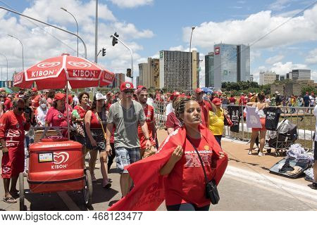 Brasilia, Brazil Jan 1 2023 Crowds Of People Heading Down The Esplanada Towards The National Congres