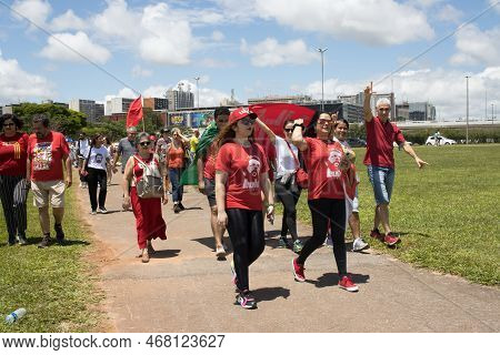 Brasilia, Brazil Jan 1 2023 Crowds Of People Heading Down The Esplanada Towards The National Congres