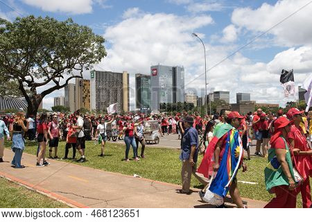Brasilia, Brazil Jan 1 2023 Crowds Of People Heading Down The Esplanada Towards The National Congres
