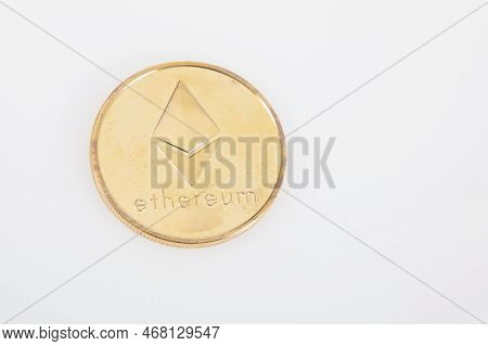Bordeaux , Aquitaine  France - 28 12 2022 : Ethereum Cryptocurrencies Golden Coin On White Backgroun