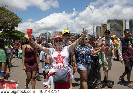 Brasilia, Brazil Jan 1 2023 Crowds Of People Heading Down The Esplanada Towards The National Congres