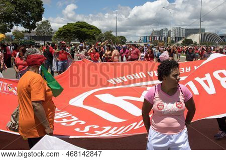 Brasilia, Brazil Jan 1 2023 Crowds Of People Heading Down The Esplanada Towards The National Congres