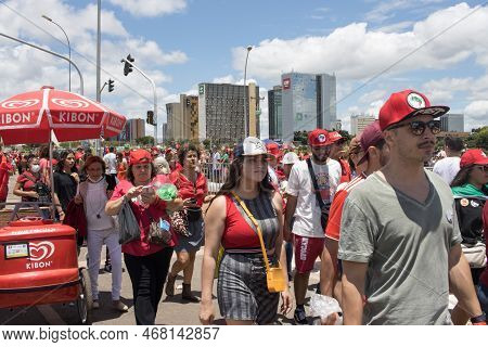 Brasilia, Brazil Jan 1 2023 Crowds Of People Heading Down The Esplanada Towards The National Congres