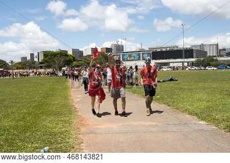Brasilia, Brazil Jan 1 2023 Crowds Of People Heading Down The Esplanada Towards The National Congres