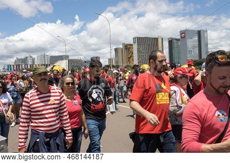 Brasilia, Brazil Jan 1 2023 Crowds Of People Heading Down The Esplanada Towards The National Congres