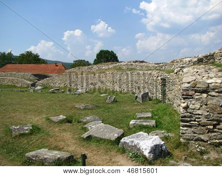 Oude ruïnes van Colonia Ulpia Traiana Augusta Dacica Sarmizegetusa in Roemenië