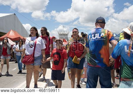 Brasilia, Brazil Jan 1 2023 Crowds Of People Heading Down The Esplanada Towards The National Congres