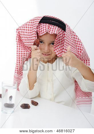Muslimské chlapeček nosit islámský oděv připraven pro brzdění Ramadán rychle