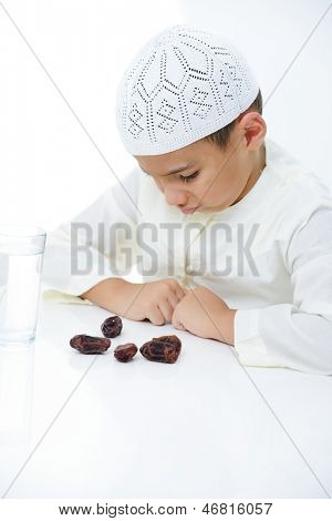 Muslimské chlapeček nosit islámský oděv připraven pro brzdění Ramadán rychle